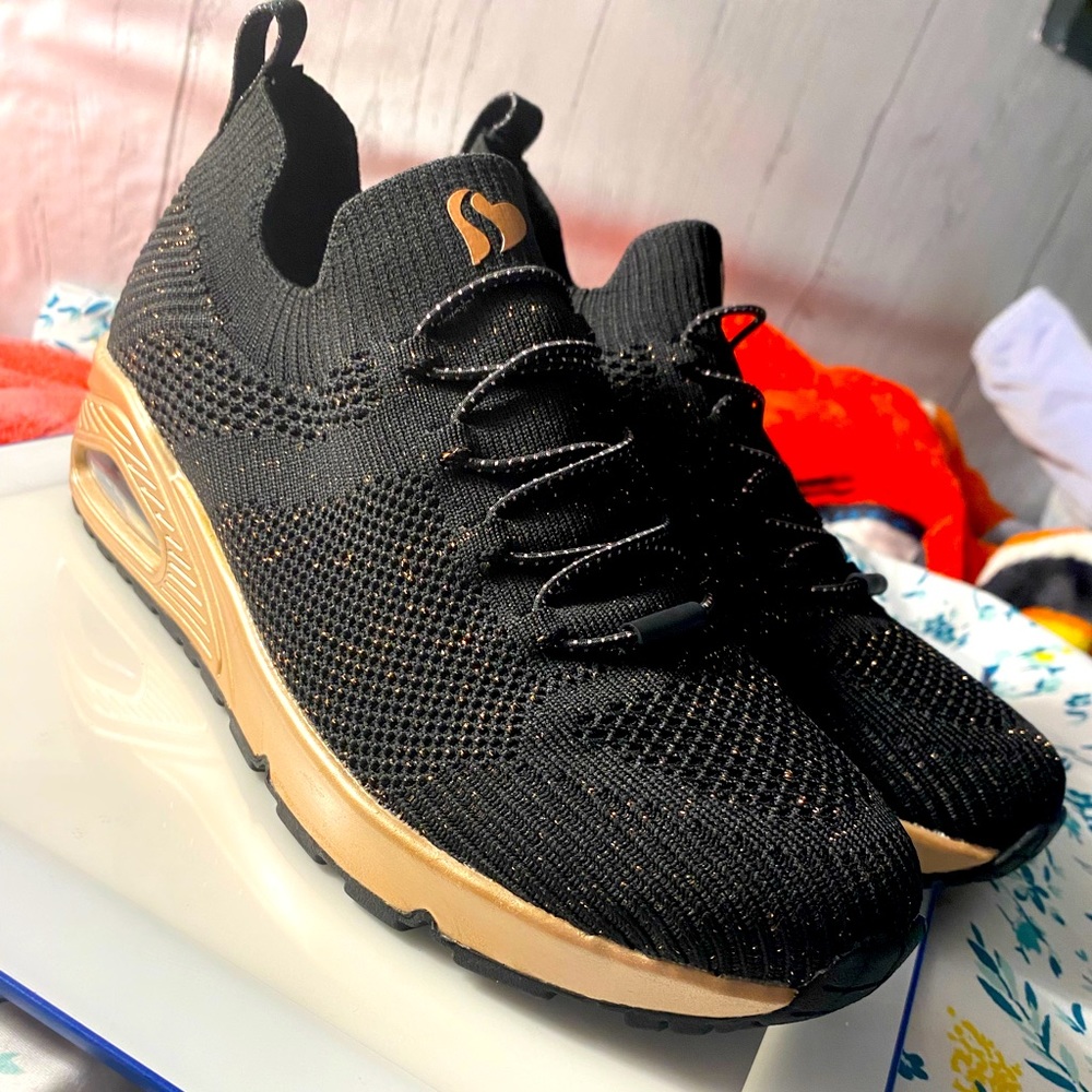 Brand new girls size 4.5 sketchers shoes